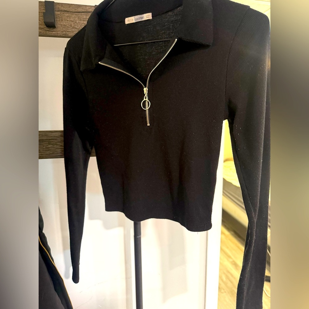 🚨PART OF 4 for 15🚨 Women’s Active Black Crop Top with Zipper and collar Small